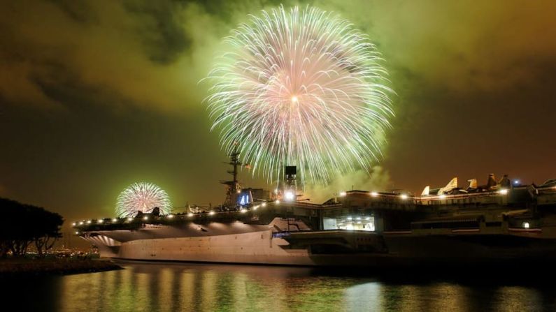 San Diego — El Big Bay Boom de San Diego es anunciado como el espectáculo de fuegos artificiales más grande del sur de California. Cuatro barcazas te asegurarán vistas estelares desde Shelter Island hasta Embarcadero Marina Park South. Comienza a las 9 p.m. hora local. (Cortesía de USS Midway Museum).