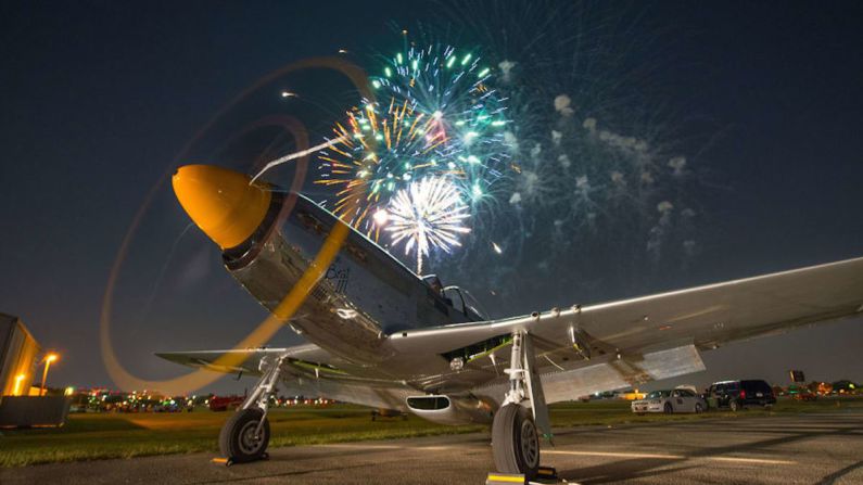 Addison, Texas — Esta ciudad texana de aproximadamente 16.000 habitantes toma en serio su espectáculo de fuegos artificiales. El bien llamado espectáculo "Kaboom Town!" ocurre el miércoles 3 de julio. Asegúrate de llegar antes para poder ver el espectáculo a las 7:15 pm.