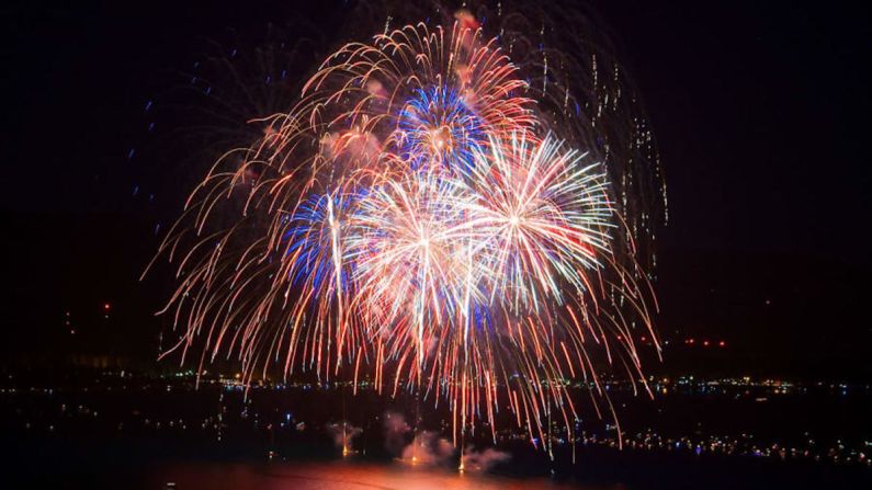 Lake Tahoe — Lake Tahoe en realidad ofrece numerosos espectáculos de fuegos artificiales para la festividad, incluidos cuatro en North Lake Tahoe. Si bien todos son agradables, el espectáculo de 25 minutos conocido como Lights on the Lake en South Lake Tahoe es el favorito de muchos. Únete a un crucero para tener la mejor vista del espectáculo.