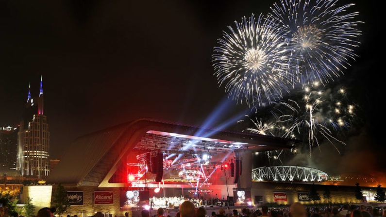 Nashville — Los fanáticos de la música country pueden disfrutar de lo mejor de ambos mundos el 4 de julio. ¿Dónde más puedes ver explotar 36.000 libras de fuegos artificiales después de escuchar tu música favorita? (Cortesía de Donn Jones).