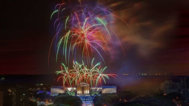 Filadelfia —¿Dónde es mejor celebrar la independencia de Estados Unidos que su lugar de nacimiento? Filadelfia mantiene la fiesta durante una semana y tiene tres espectáculos de fuegos artificiales.