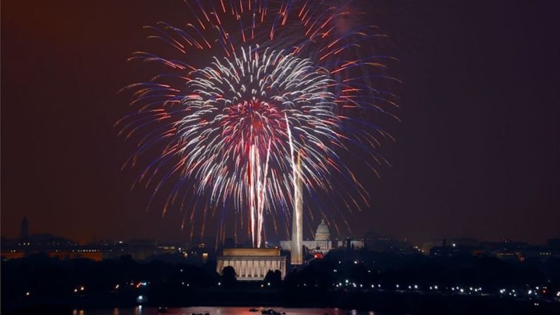 Washington — La capital de Estados Unidos hace todo lo posible por el Día de la Independencia. En 2019, un concierto de Capitol Fourth con John Stamos, Carole King, Yolanda Adams y la National Symphony Orchestra precederá a uno de los espectáculos de fuegos artificiales más grandes del país. Navega la galería para ver más lugares con excelentes espectáculos: (Carol M. Highsmith's America, Biblioteca del Congreso).