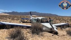 CNNE 667815 - impresionante aterrizaje forzoso de una avioneta en el desierto