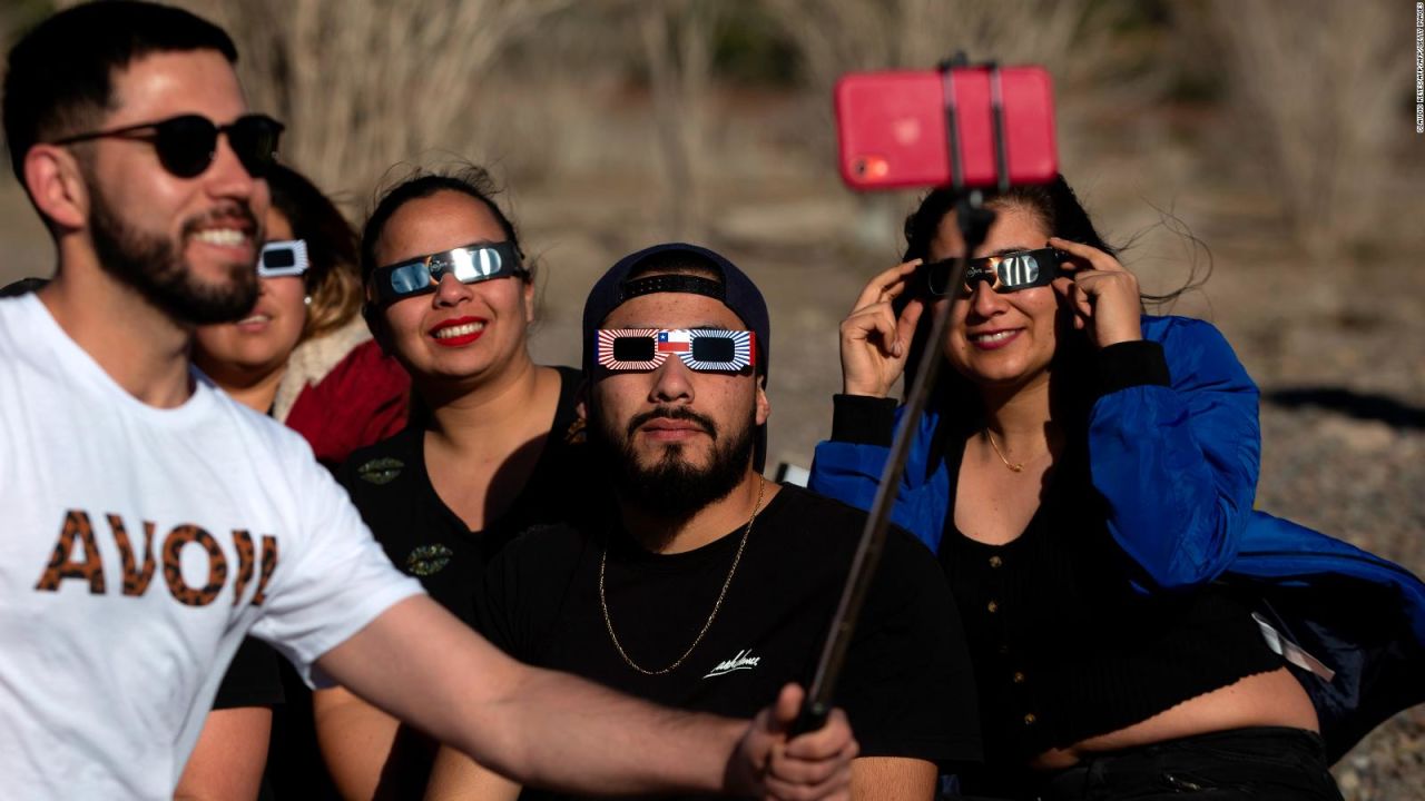 CNNE 667817 - turistas de varias regiones del mundo vivieron el eclipse en san juan, argentina