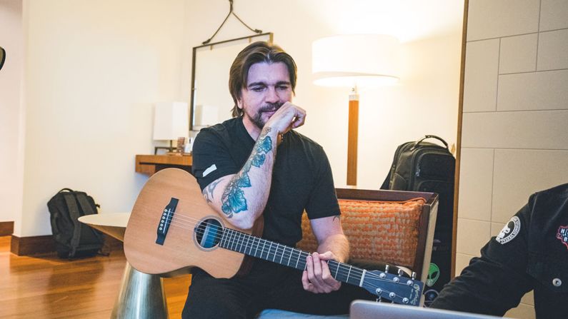 Juanes tras bastidores, momentos previos a su presentación en "Rock al Parque".