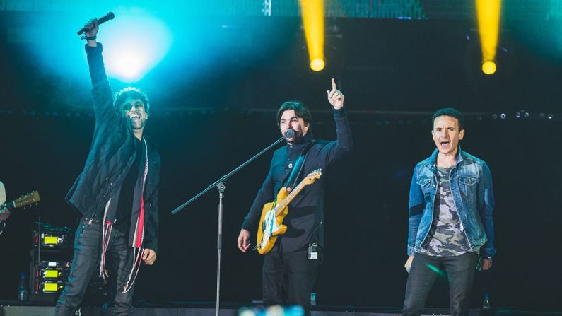 El cantante invitó al escenario a Andrés Cepeda y Fonseca, con quienes interpretó "Mi Tierra", uno de los temas de Ekhymosis, la banda con la que Juanes inició en la industria musical.