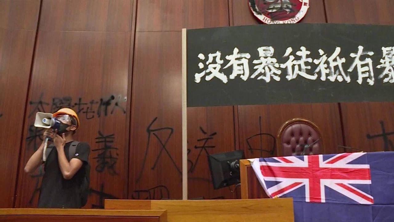 CNNE 668121 - manifestantes en hong kong danan el palacio legislativo