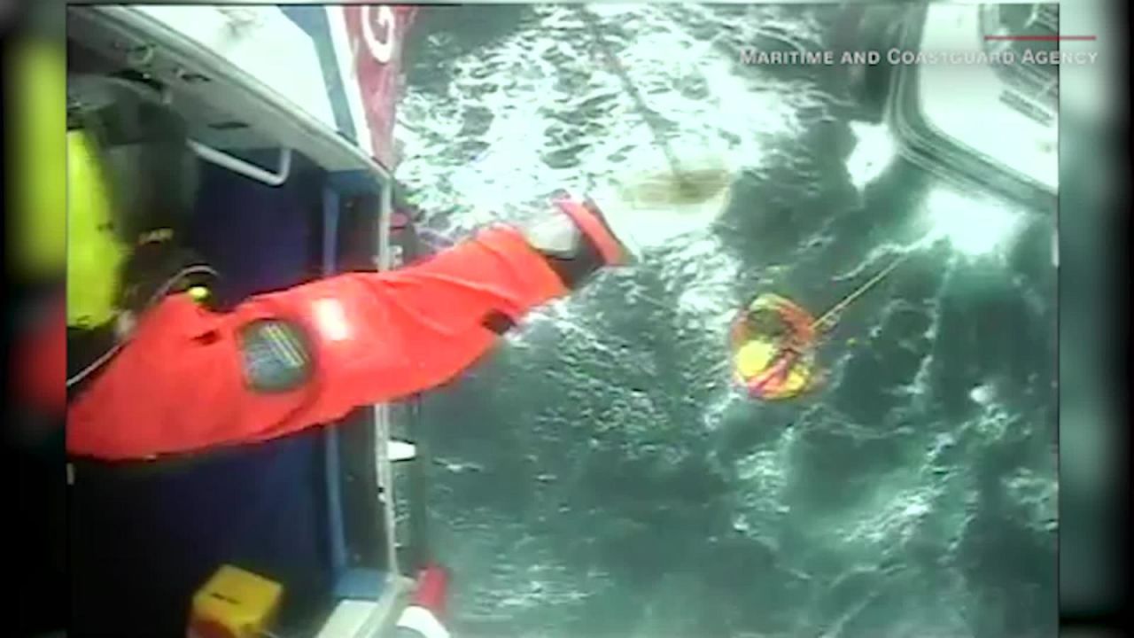 CNNE 668355 - este pescador es rescatado en helicoptero de altamar