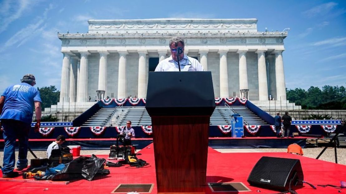 Preparativos para el evento "Saludo a Estados Unidos" por el 4 de julio.