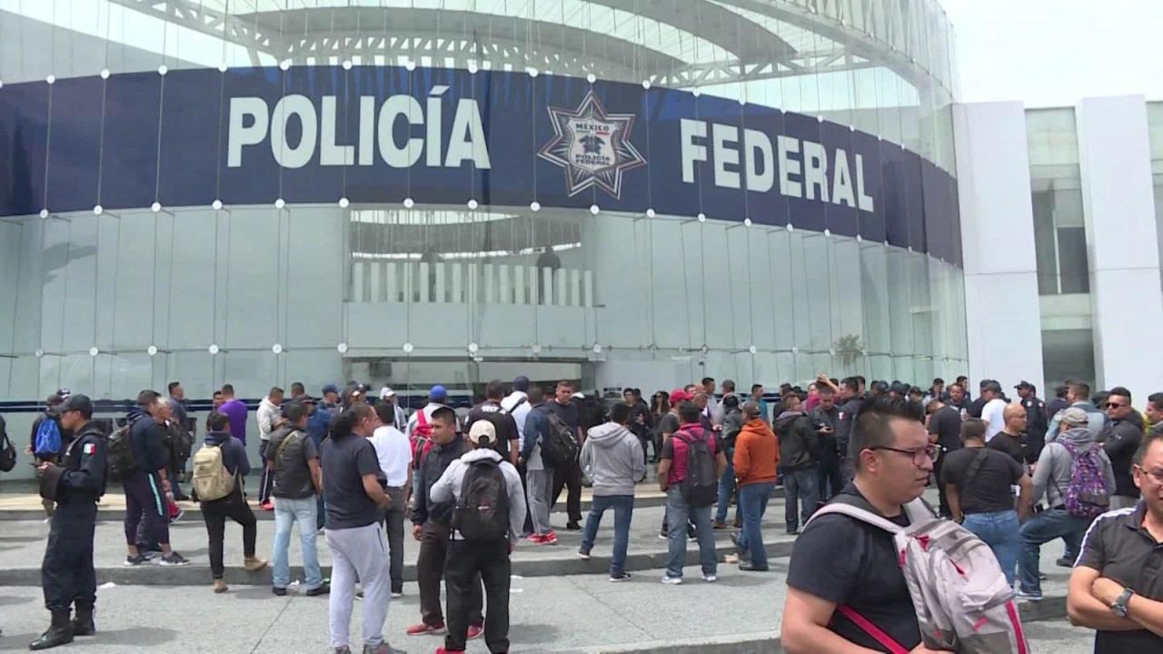 CNNE 668633 - policias federales protestan por la guardia nacional