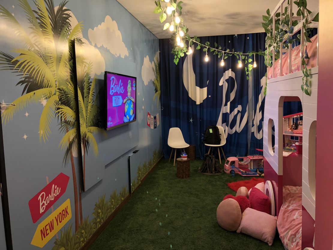 La habitación para niños y niñas está decorada en el mejor estilo del glamping, que evoca un campamento lleno de glamur