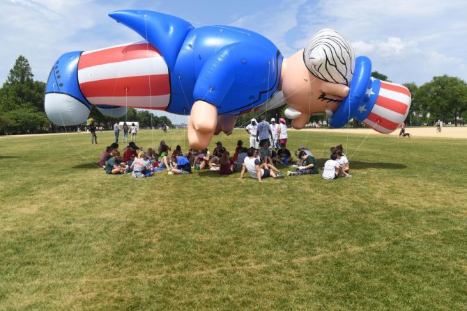 Un globo del Tío Sam es preparado para el desfile del Día de la Independencia en Washington.