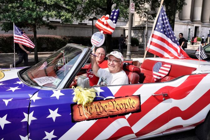 Personas conducen vehículos patriotas durante el desfile de Washington.