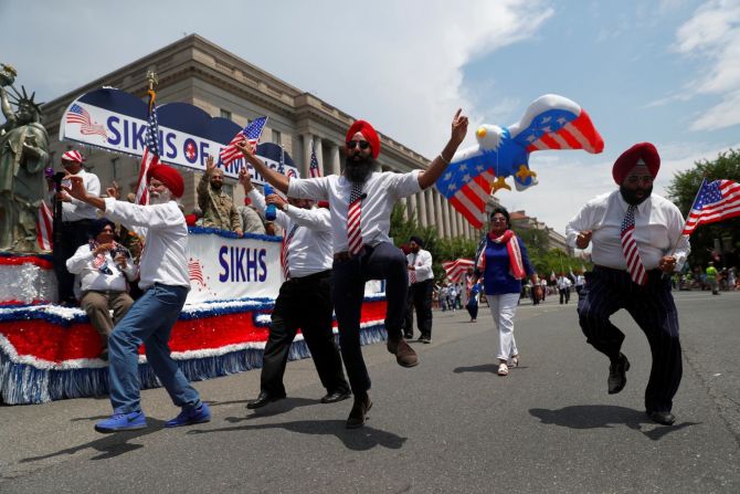 Hombres bailan cerca al carro de los Sikhs de Estados Unidos durante las celebraciones en Washington.