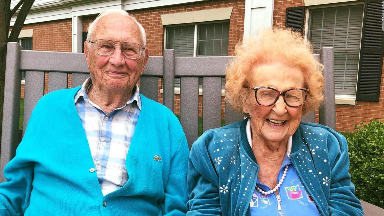 Ella tiene 102 años, él tiene 100 y están recién casados