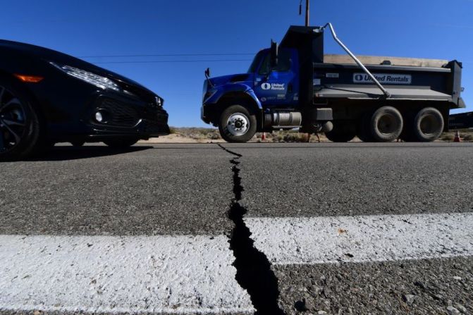 El sismo también se sintió en Baja California, México. En la imagen, una grieta en la carretera en el sur de California.