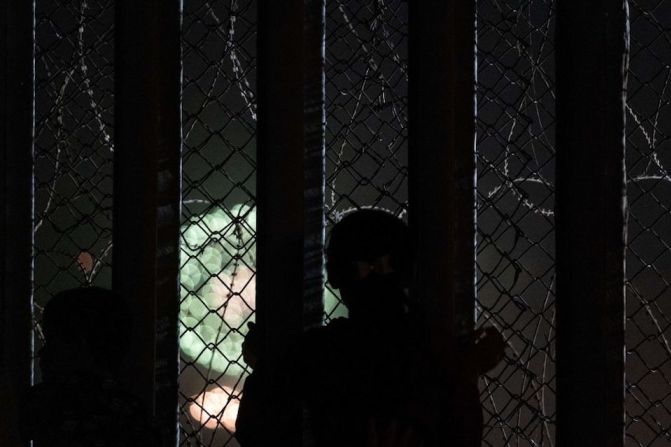 Una niña en Tijuana observa el espectáculo de fuegos artificiales que se realiza al otro lado de la frontera, en el lado estadounidense.