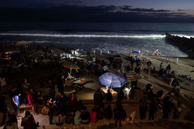 Playas de Tijuana se llenó de personas que querían ver el espectáculo de fuegos artificiales por el 4 de julio que se realizaba al otro lado de la frontera, en Estados Unidos.