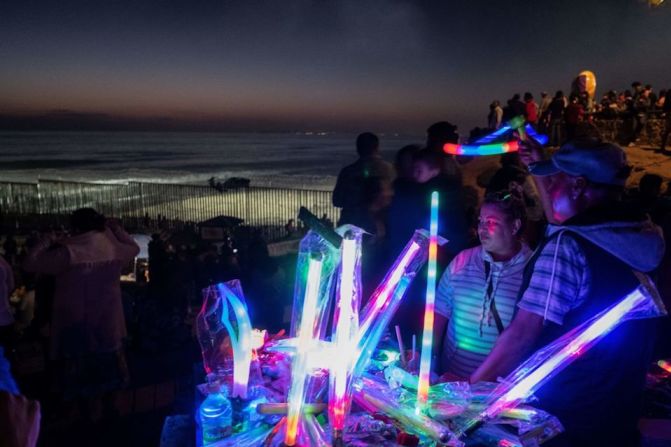 Venta de juguetes luminosos del lado de la frontera en México.