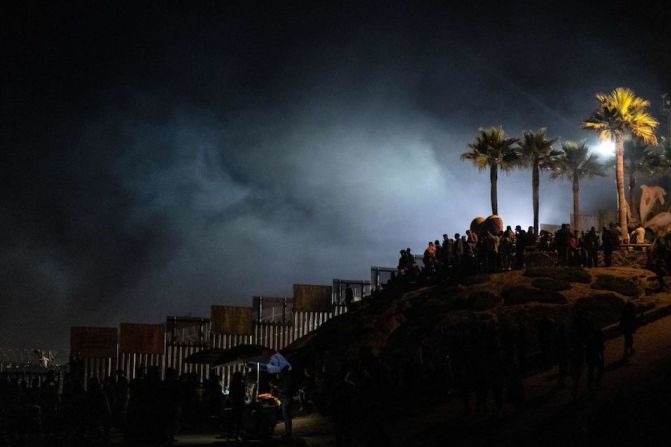 El espectáculo de fuegos artificiales por el Día de la Independencia de Estados Unidos que se realizaba en San Diego también fue disfrutado por personas en Tijuana, del lado mexicano.