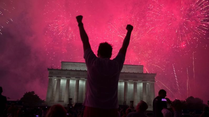 Tras el evento "Saludo a Estados Unidos" en el Monumento a Lincoln, en Washington, comenzó el espectáculo de fuegos artificiales.