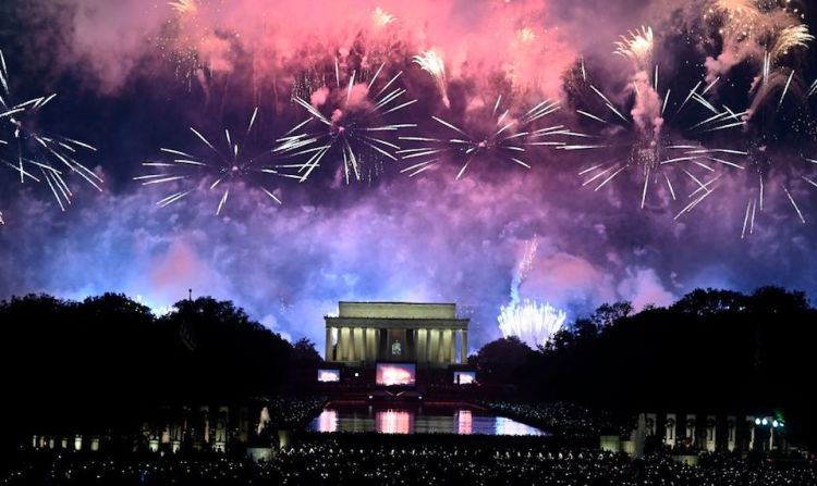Los fuegos artificiales enmarcaron el Monumento a Lincoln en Washington.