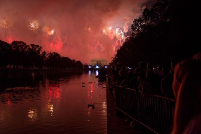Espectadores observan el espectáculo de fuegos artificiales en la capital estadounidense.