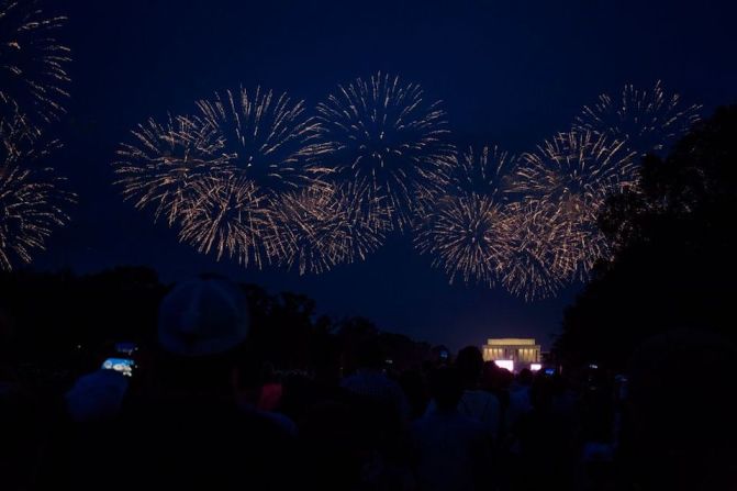 El cielo de Washington se iluminó con los tradicionales fuegos artificiales.