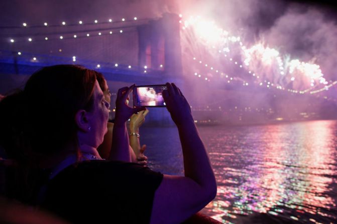 En Nueva York, la gente se reunió alrededor del Puente de Brooklyn para disfrutar el tradicional espectáculo de fuegos artificiales de Macy's.
