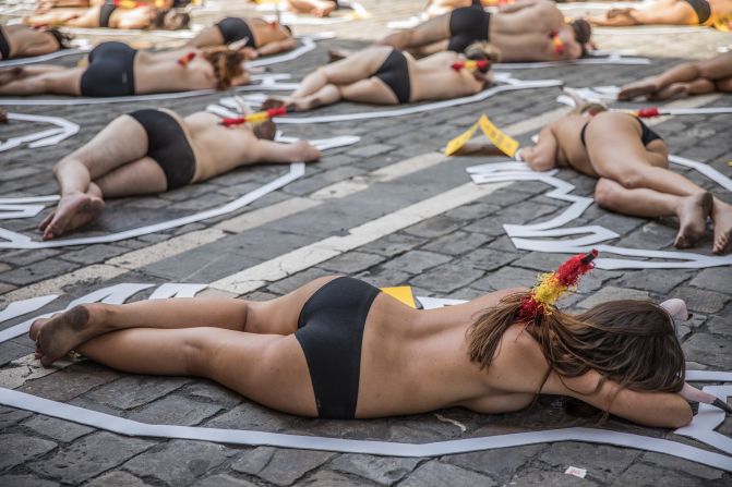 Los manifestantes exigen el fin de la muerte de los toros durante las festividades de San Fermín.