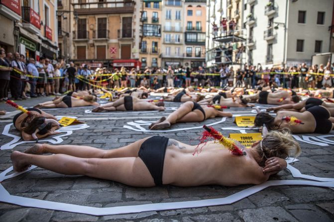 Buscan concienciar sobre lo que ellos creen que es la crueldad de la fiesta y que incluyen las corridas y los encierros.