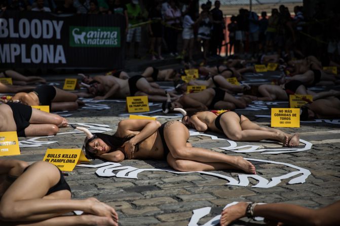 A pesar de este tipo de protestas para muchos aficionados la feria del toro y el Encierro forman parte de los sanfermines y creen que no puede haber fiesta sin toros.