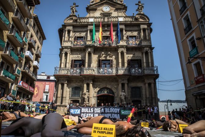 Son ya 16 años consecutivos donde defensores de los derechos de los animales, entre otras actividades, se desnudan parcialmente y colocan banderillas simuladas clavadas en su cuerpo.