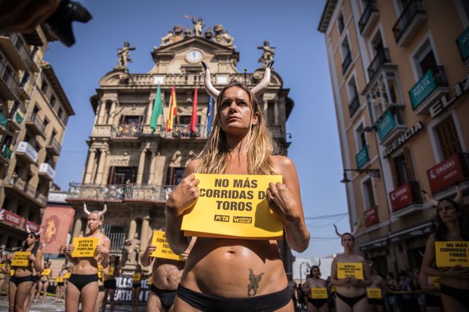 54 toros están destinados a morir en la plaza de toros de Pamplona durante la Feria Taurina de los Sanfermines que se inician este sábado a las 12 del mediodía, hora local.