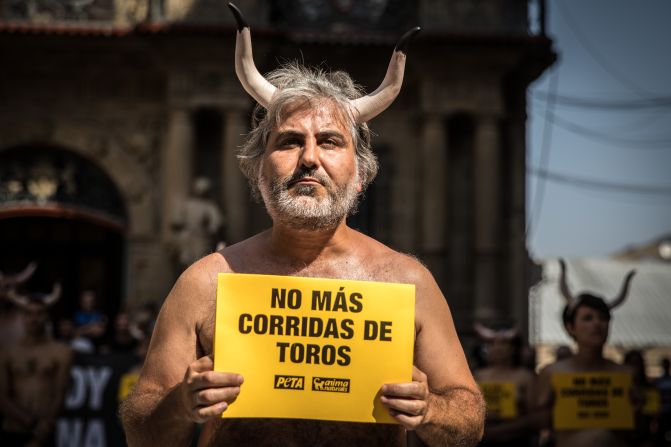 Las muertes de los toros en San Fermín son crueles e innecesarias para los activistas de AnimaNaturalis y PETA, que como cada año han escenificado su rechazo ante la fachada del Ayuntamiento de la ciudad.