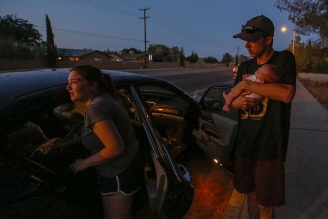 Davia y Peyton Speed y su hija de 1 mes, Lillian, suben a su auto por seguridad después del terremoto en Ridgecrest.