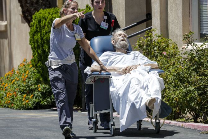 Un paciente es evacuado del Ridgecrest Regional Hospital luego del sismo de magnitud 6,4 del jueves.