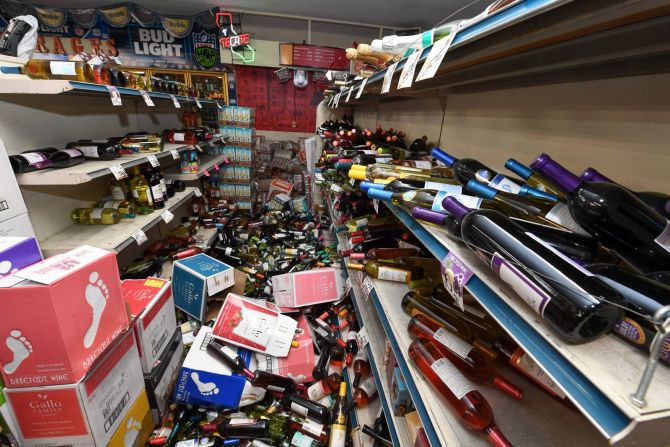 Botellas rotas cubren el piso de una licorería en Ridgecrest, California, el sábado 6 de julio de 2019.