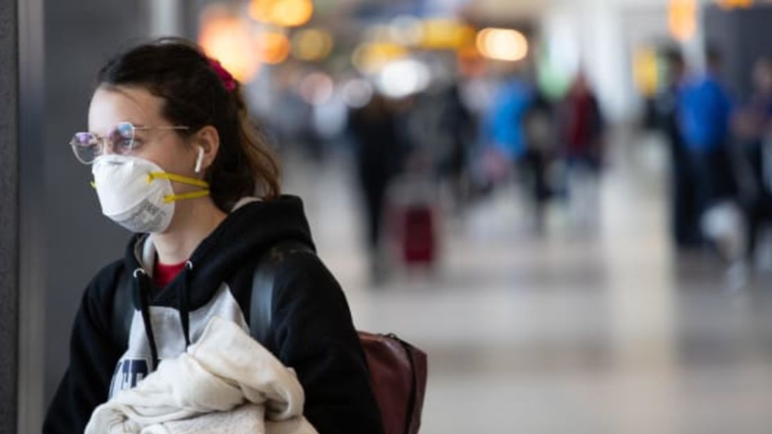 Una pasajera lista para abordar un vuelo en el aeropuerto internacional Seattle-Tacoma el 15 de marzo.