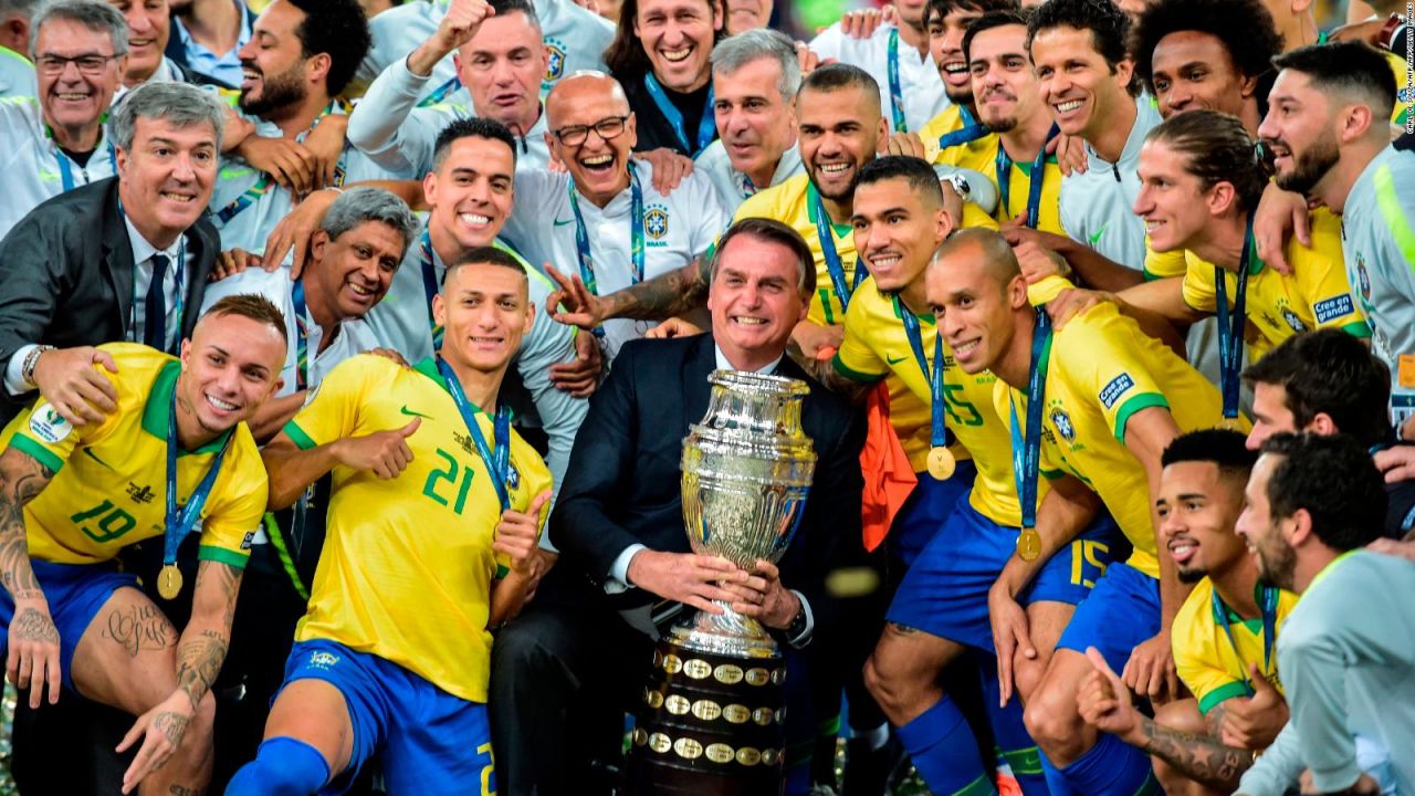 CNNE 670143 - bolsonaro celebra el triunfo de brasil en la copa america 2019