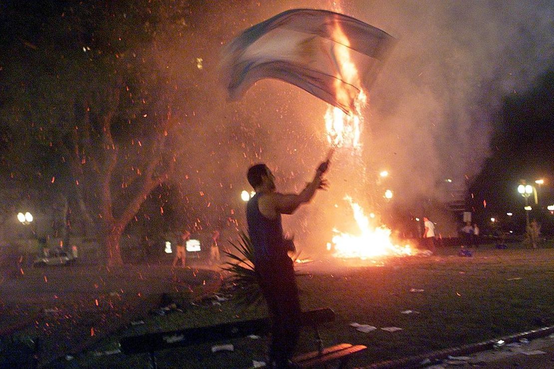 CNNE 670381 - a man waves an argentine flag at the pla