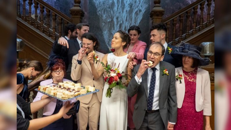 Los asistentes hambrientos a una fiesta de bodas comen pasabocas. Este es un tipo de momento que generalmente se deja fuera de fotos de la boda.