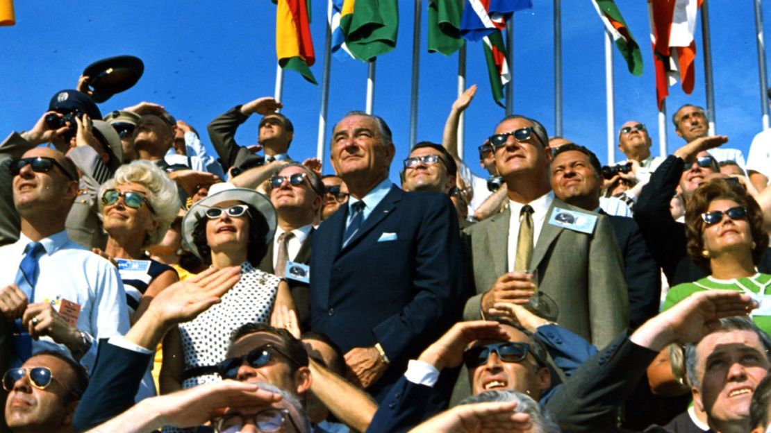 El expresidente de EE. UU., Lyndon B. Johnson, y el entonces vicepresidente, Spiro Agnew, estuvieron entre los que vieron el lanzamiento en el Centro Espacial Kennedy de la Florida.