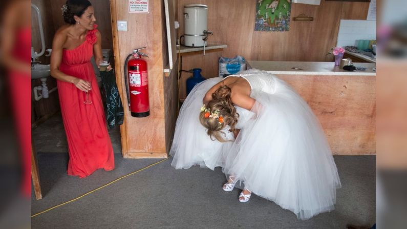 Esta imagen de una novia sin posar refleja la estética espontánea del libro de Weldon "No soy un fotógrafo de bodas".