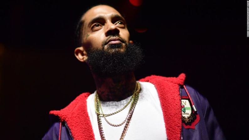 El rapero Nipsey Hussle murió el 31 de marzo en un tiroteo cerca de una tienda de ropa de la que era dueño en Los Ángeles. Tenía 33 años. Fue nominado al mejor álbum rap en los Grammy de este año.