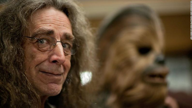 Peter Mayhew, el actor que interpretó primero a Chewbacca en las películas Star Wars, murió el 30 de abril a los 74.