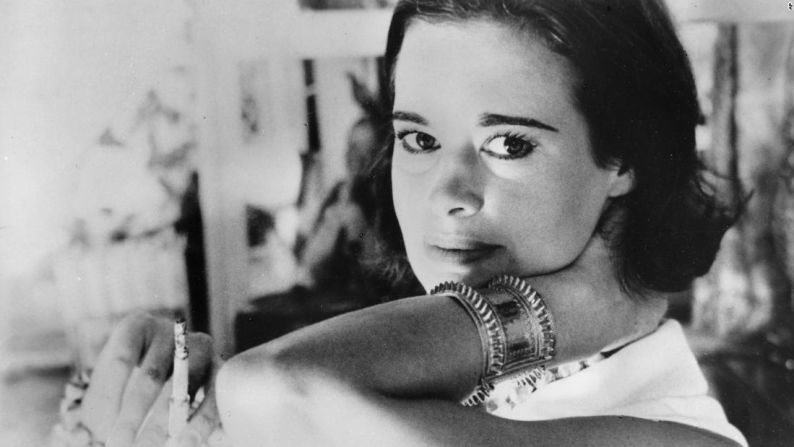 Gloria Vanderbilt, una famosa diseñadora, artista y socialité, murió el 17 junio. Era la madre de Anderson Cooper. Tenía 95 años.