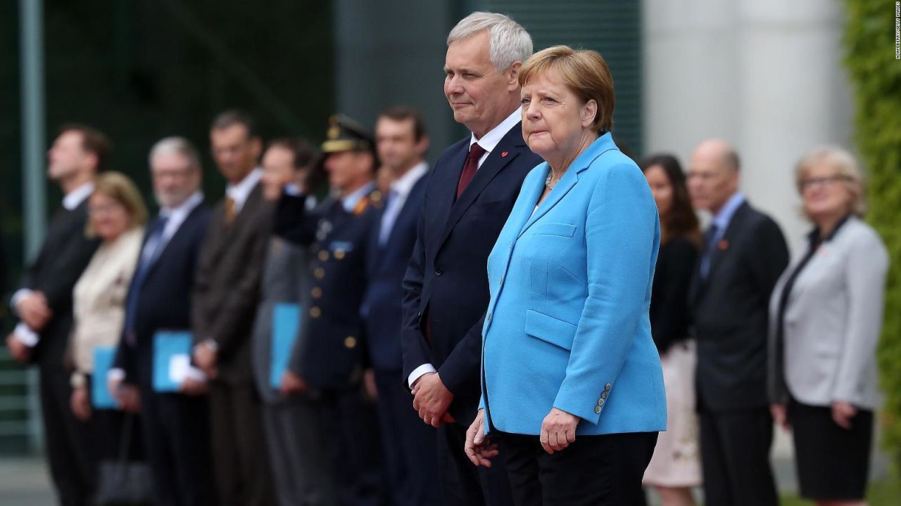 CNNE 671182 - angela merkel sufre un nuevo temblor