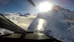 CNNE 671256 - impactante video del choque entre un helicoptero y una avioneta en los alpes