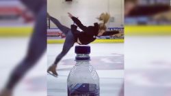 CNNE 671495 - esta patinadora realiza el #bottlecapchallenge sobre hielo